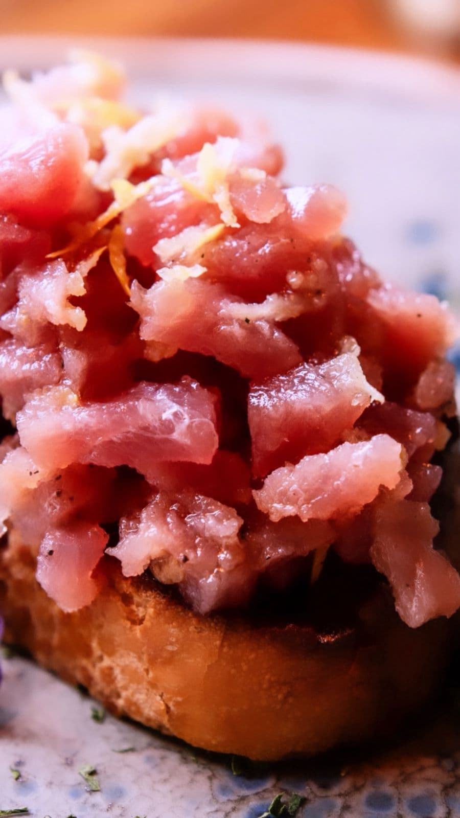 Tapas gourmet para compartir con jamón serrano y queso derretido en Rosatto Acapulco.