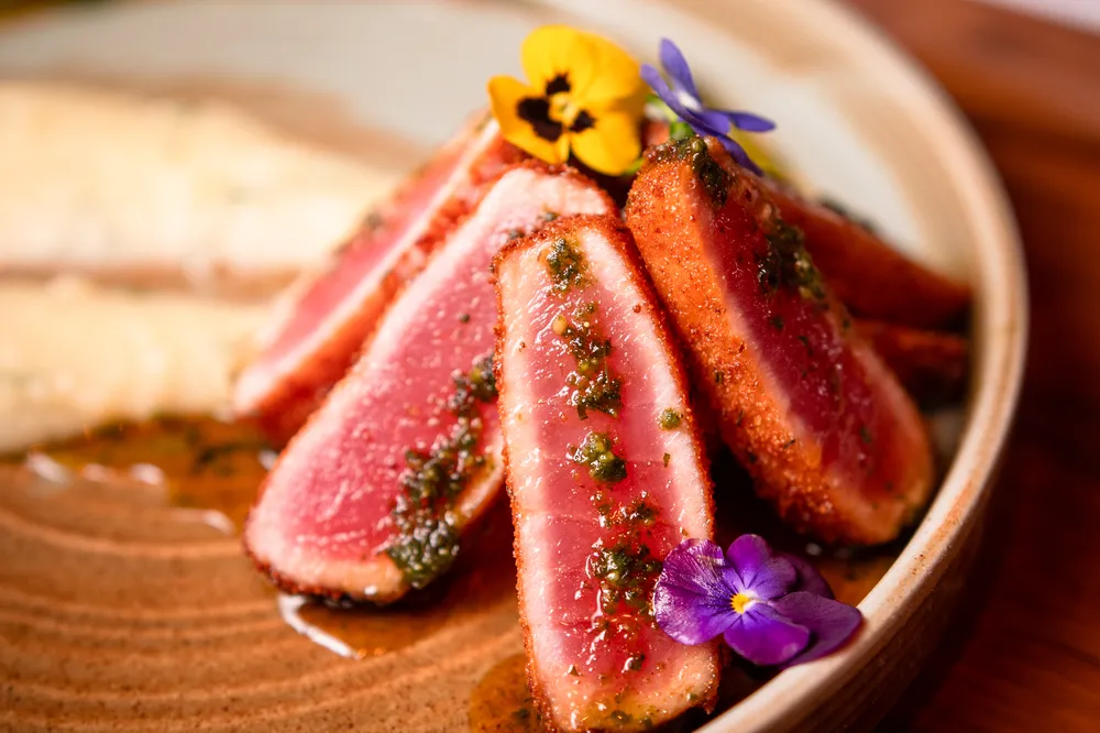 Atún sellado al pesto plato gourmet en Rosatto Acapulco