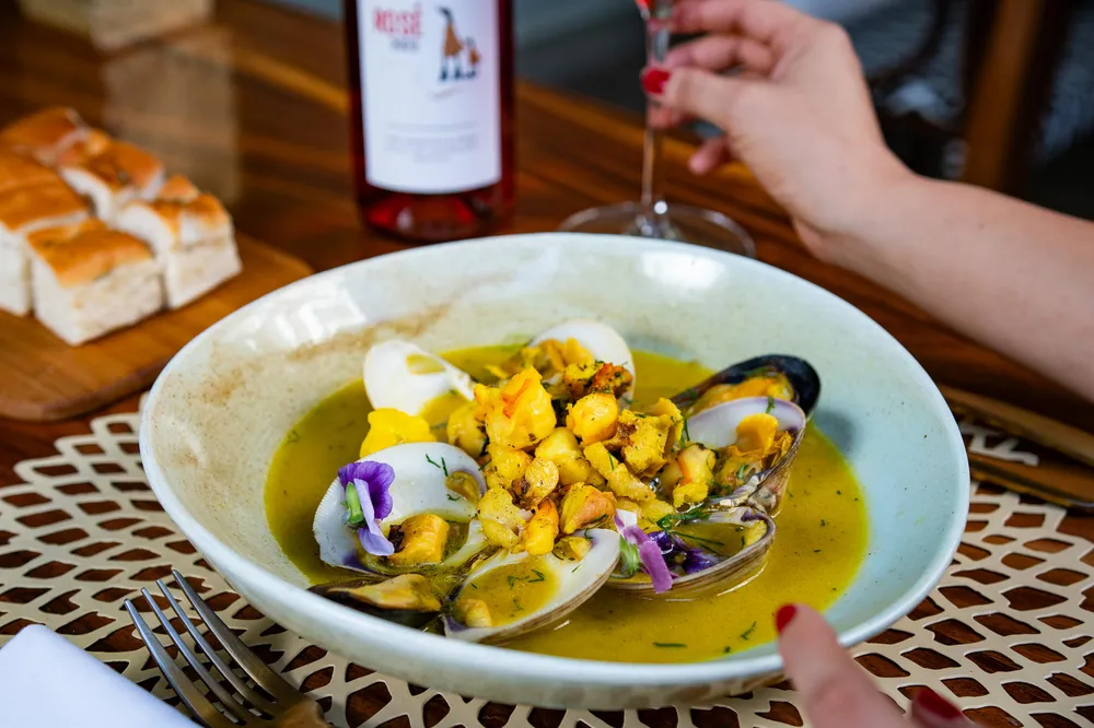 Sopa de mariscos caliente en Rosatto Acapulco