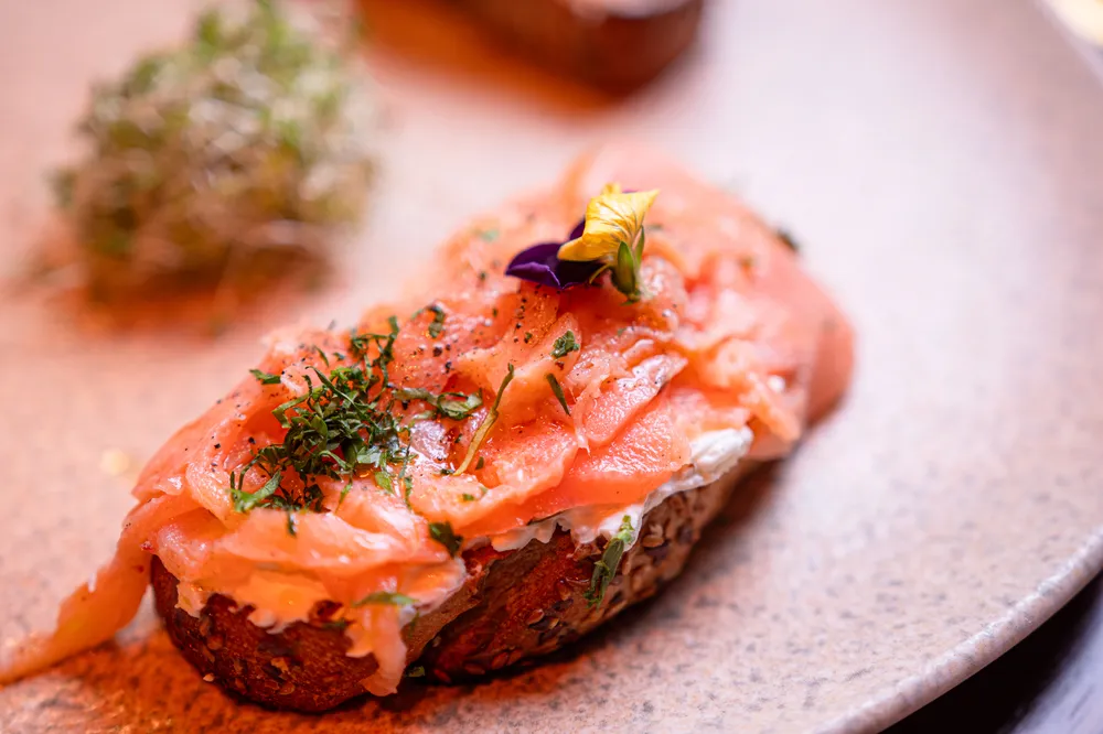 Tapa de salmón aperitivo en Rosatto Acapulco