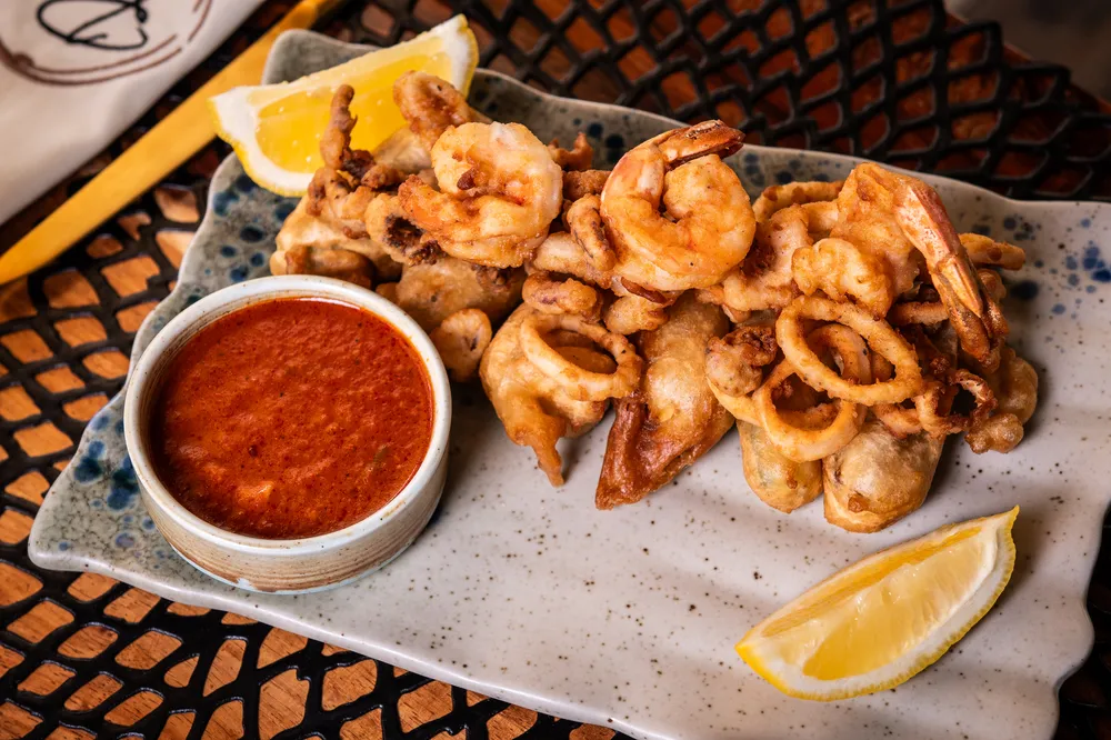 Tempura del mar con camarones y calamar en Rosatto Acapulco